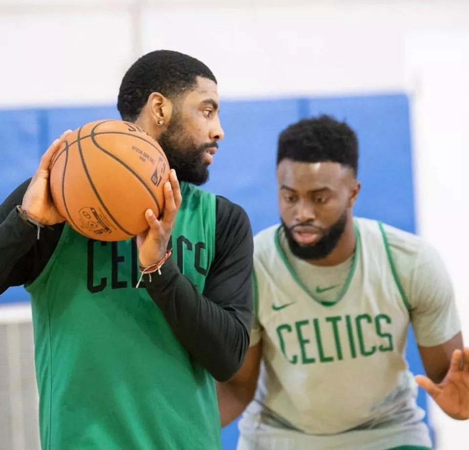 塔图姆焦点对战，浓眉哥与80激战FPX分钟，战术调整胜负难料！全场沸腾不已的简单介绍